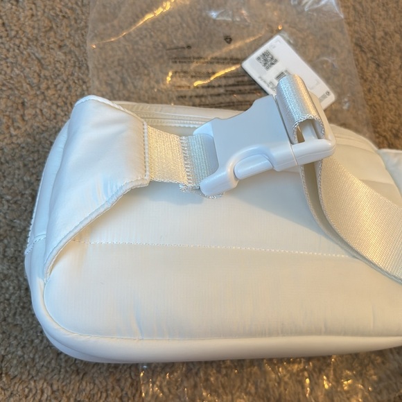 Lululemon - Picture 11 of 17